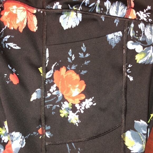 VS XL Essential Pocket Hi-Rise Crop Black Red Blue Pocket Legging - Picture 11 of 12